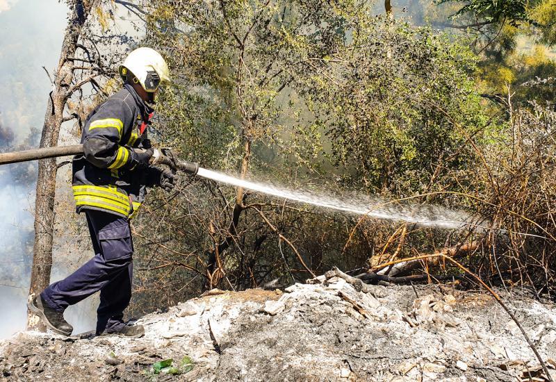 Požar iznad groblja Masline u Mostaru prema Brkanovom brdu - Gusti dim se nadvio nad Mostarom